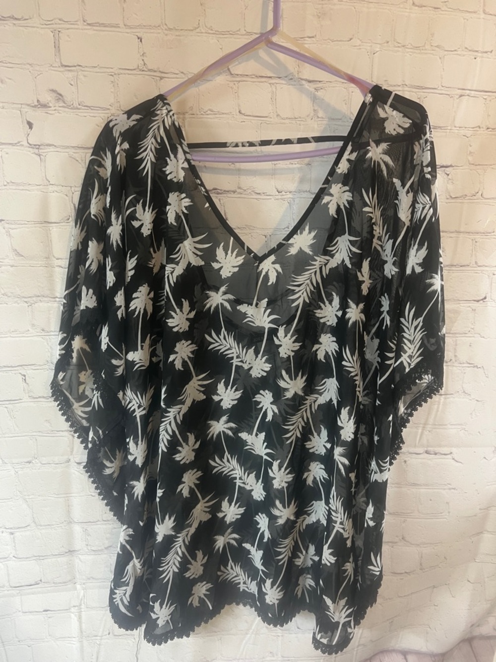 Lg Joe Boxer semi sheer beach cover up with lace trim. White Palm-Print. Exc con